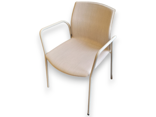 Chaise-empilable-beige-Akaba-DESIR-OCCASION_Chaises-de-reunion-et-daccueil_5882_1.png
